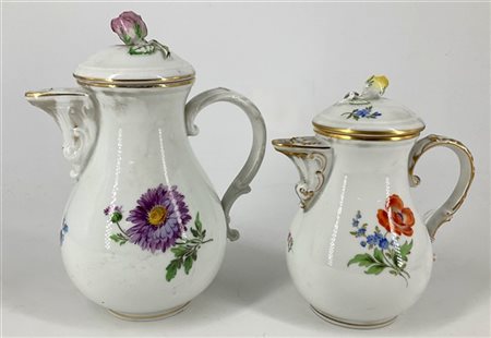 Manifattura di Meissen, secolo XIX-XX. Due caffettiere piriformi in porcellana