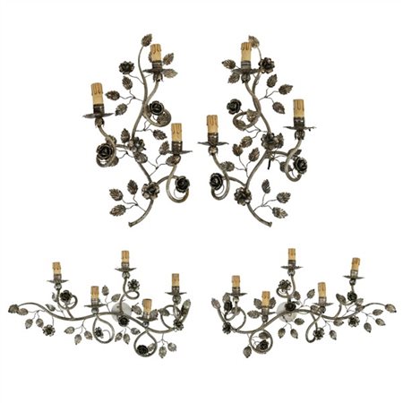 Lotto composto da due coppie di applique in metallo argentato a quattro e tre f