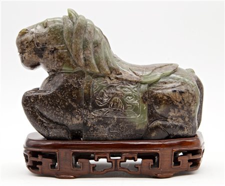 Cavallo con sella scolpito in nefrite
Cina, secolo XIX-XX 
(L. cm 17) su base i
