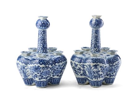 Coppia di tulipaniere in porcellana bianca e blu dalla forma polilobata e con l