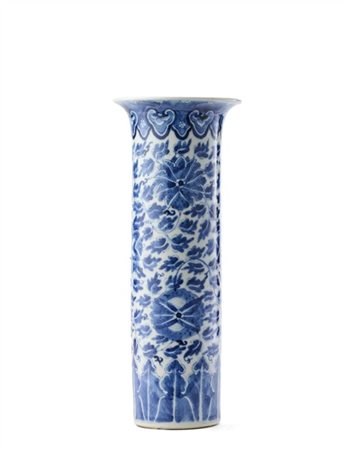 Vaso beaker in porcellana bianca e blu, decorato con motivi floreali, recante m