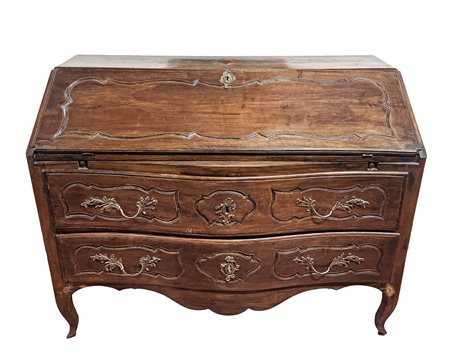 Ribalta in noce con fronte mosso a due cassetti e calatoia celante quattro tire