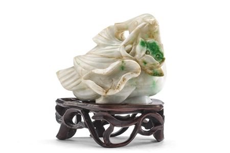 Intaglio a forma di uccello sorreggente un fiore di loto nel becco in giadeite