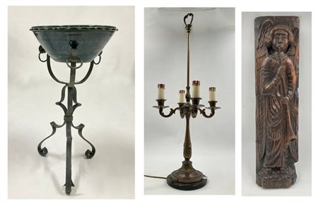 Lotto composto da antica scultura lignea raffigurante angelo suonatore, candela