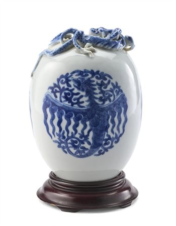 Vaso in porcellana bianca e blu dalla forma ovoidale il corpo decorato decorato