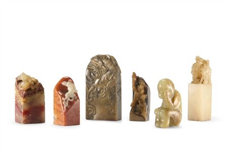 Lotto composto da cinque sigilli ed un intaglio raffigurante bambino in pietra