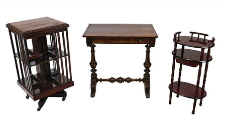 Lotto composto da una libreria girevole su rotelle a due ripiani con listelli e