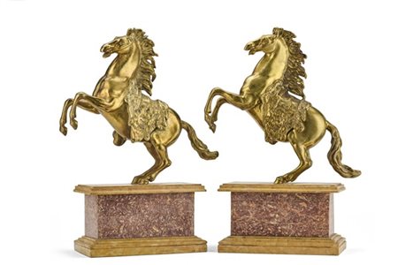 Coppia di cavalli rampanti in bronzo dorato, su basi a plinto in marmi vari (h.
