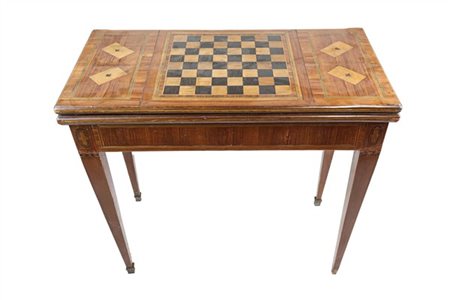 Tavolino da gioco lastronato e intarsiato in legni vari con scacchiera e carte