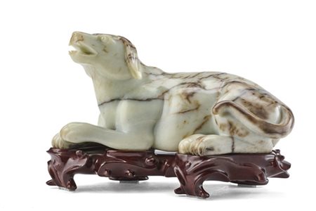 Cane accucciato con la testa rivolta verso l’alto in giada verde pallido, poggi