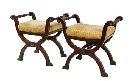 Coppia di panchetti con gambe incrociate riunite da traversa tornita, piedi fer