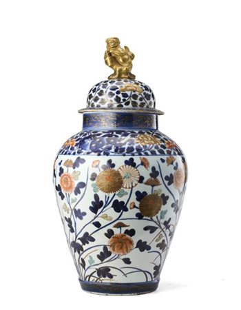 Potiche con coperchio in porcellana con decoro policromi Imari a motivi floreal