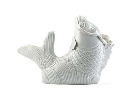 Carpa in porcellana blanc de Chine.
Cina, secolo XX 
(cm 28x22) (difetti)