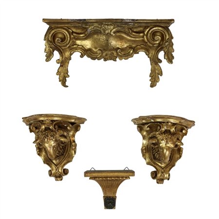 Lotto composto da quattro mensole in legno intagliato e dorato delle quali una