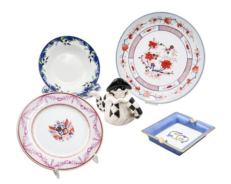 Cartone contenente numerosi piatti ed altri oggetti di manifatture, epoche e di