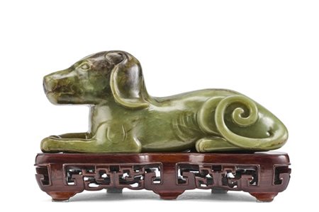 Cane accucciato in pietra dura verde screziata russet, su base in legno
Cina, d