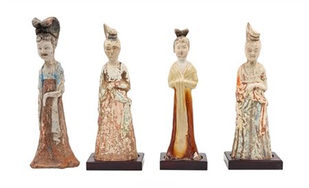 Quattro figure femminili in terracotta dipinta con policromia, di cui una con i