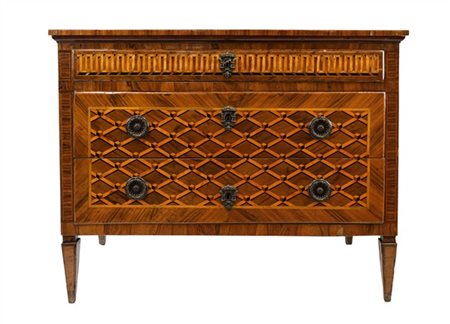 Cassettone impiallacciato e intarsiato a marqueterie in legni di varie essenze,