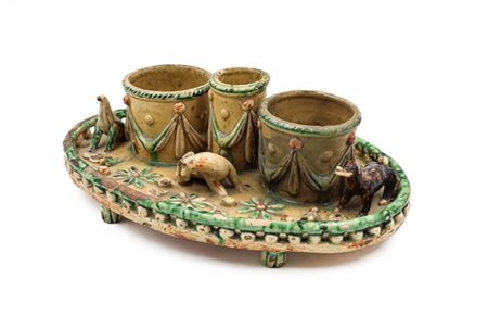 Manifattura di Pesaro, secolo XVIII. Calamaio in maiolica dipinta in policromia