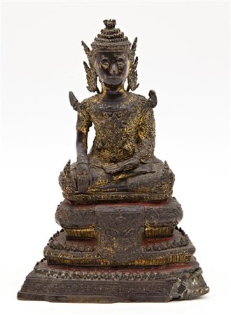 Buddha in bronzo parzialmente dorato, assiso su un alto trono in dhyanasana, co