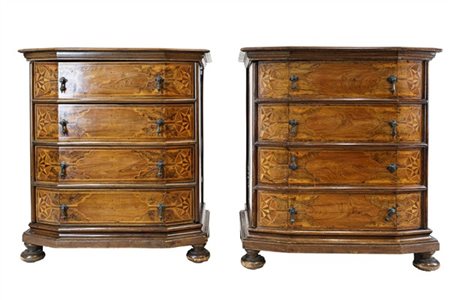 Coppia di mobiletti in noce con fronte mosso, uno ad un'anta con finti cassetti