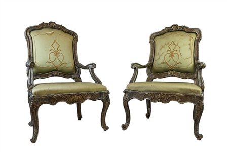 Coppia di poltrone in legno intagliato e dorato a mecca, braccioli e gambe moss