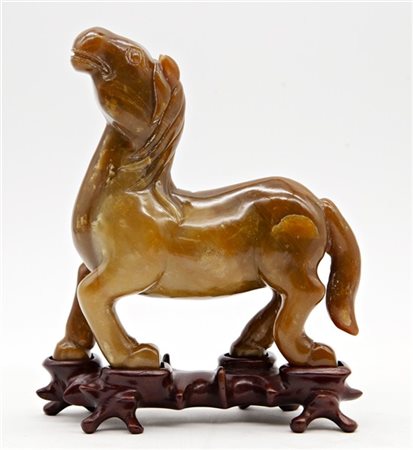 Cavallo in corniola scolpita
Cina, secolo XX 
(L. cm 14) su base in legno (dife