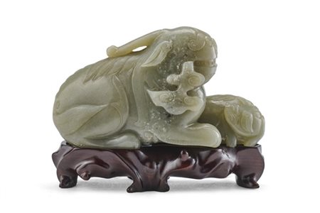 Gruppo scultoreo in pietra saponaria raffigurante cane di pho con ramo di lingz