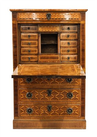 Secretaire impiallacciato e intarsiato a marqueterie in legni di varie essenze.