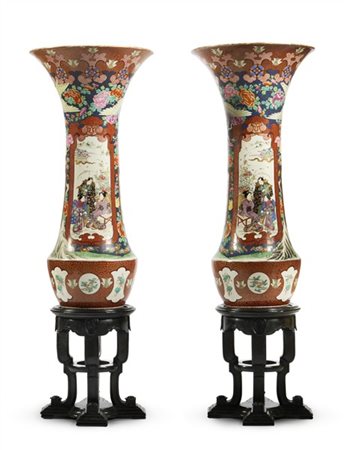 Coppia di grandi vasi in porcellana policroma Kutani a tromba con riserve decor