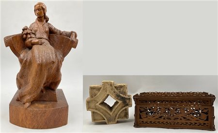 Lotto composto da una scultura in legno intagliato raffigurante gentildonna ass