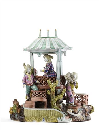 Manifattura del secolo XIX-XX. Gruppo da centro in porcellana dipinta in policr