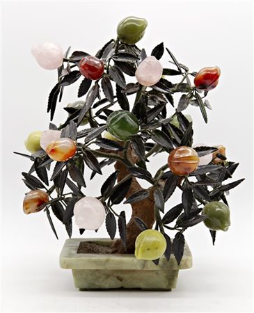 Piccolo albero con vaso e frutti in pietre dure
Cina, secolo XX
(cm 40x50) (dif