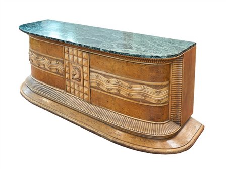 Mobile da camera lastronato e intagliato in radica e legno chiaro con motivi di