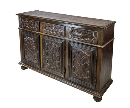 Antica credenza piemontese in legni vari a tre ante pannellate e tre cassetti i