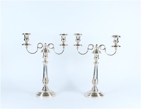 Coppia di candelabri a due fiamme in rame argentato (cm 28x41) (difetti)