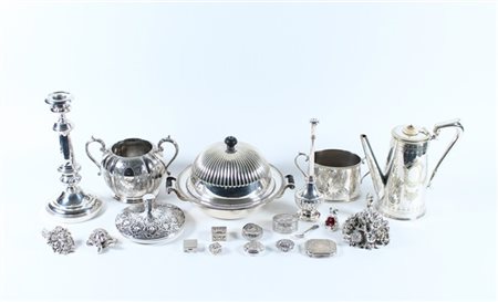 Cartone contenente numerosi oggetti in metallo argentato di forme, usi e decori