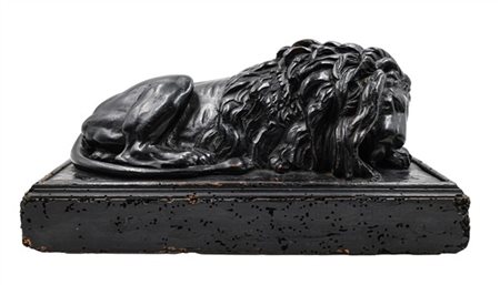 Arte del secolo XIX. Leone dormiente, legno intagliato ed ebanizzato (cm 33x15x