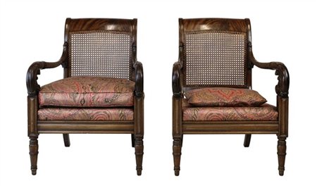 Coppia di poltrone in mogano, braccioli mossi a volute, gambe anteriori tornite