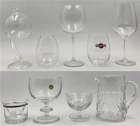 Lotto composto da numerosi oggetti in cristallo e vetro tra cui due servizi da