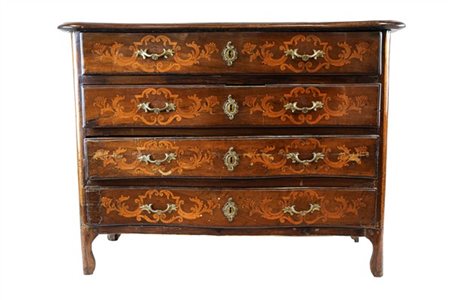 Cassettone in noce intarsiato in legno chiaro a volute, fronte mosso a quattro