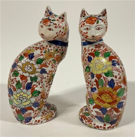 Coppia di gatti in porcellana policroma Imari decorati a motivi floreali e dora