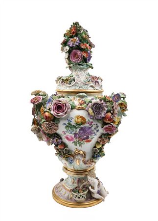 Manifattura di Meissen, secolo XIX. Grande vaso biansato con coperchio traforat