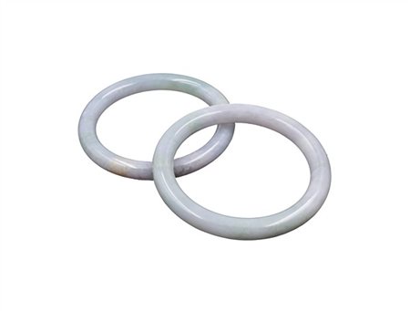 Due braccialetti in giadeite con sfumature verde mela e lavanda. 
Cina, secolo