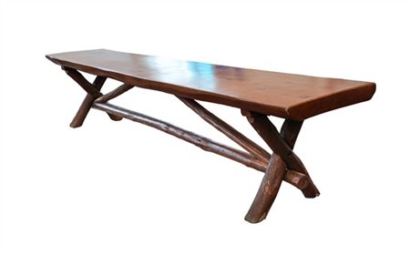 Grande tavolo di forma rettangolare con gambe incrociate e traverse in legno na