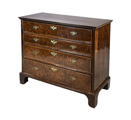 Cassettone in legni vari, fronte a quattro cassetti con specchiature in radica