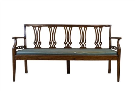 Divano a tre posti in noce, schienale a giorno con cartelle sagomate e traforat