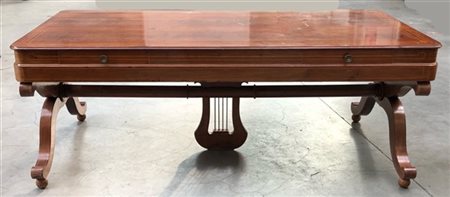 Tavolo scrivania impiallacciato in legni vari a due cassetti sotto piano, gambe