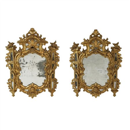 Coppia di specchiere con cornici di forma architettonica in legno intagliato e