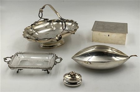 Lotto in metallo argentato composto da un cofanetto portagioie con coperchio in